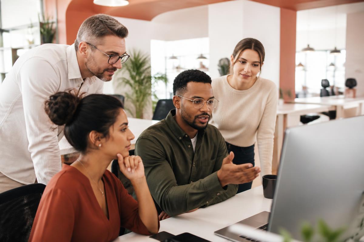 Team Adyda al lavoro in un ufficio moderno